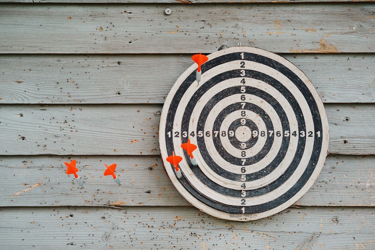 Steel-Dartpfeile in Nahaufnahme im Bullseye