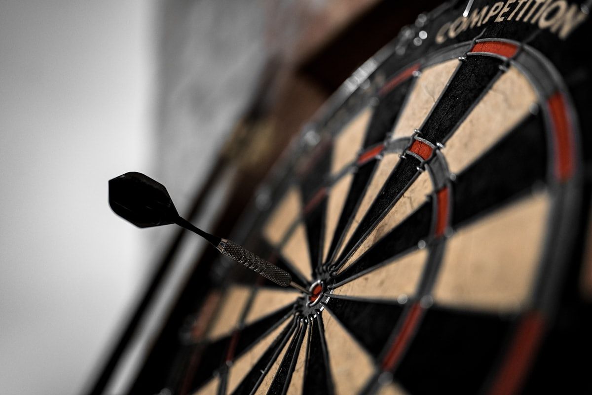Klassische Dartscheibe mit Steel-Dartpfeilen im Board